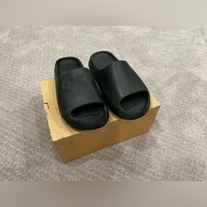 YEEZY Slide dark onyx